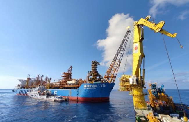 Offshore oil platform with cable technical requirements